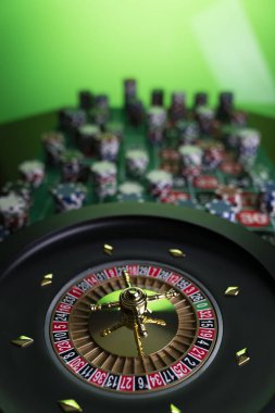 Kumarhane teması, ruleti kapat, kırmızı ve siyah numaralar. Arkaplanda çip yığını.