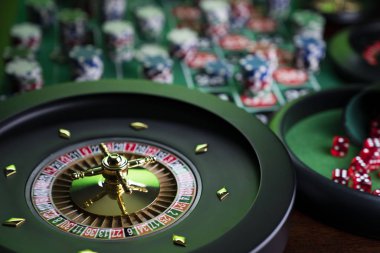 Kumarhane teması, ruleti kapat, kırmızı ve siyah numaralar. Arkaplanda çip yığını.