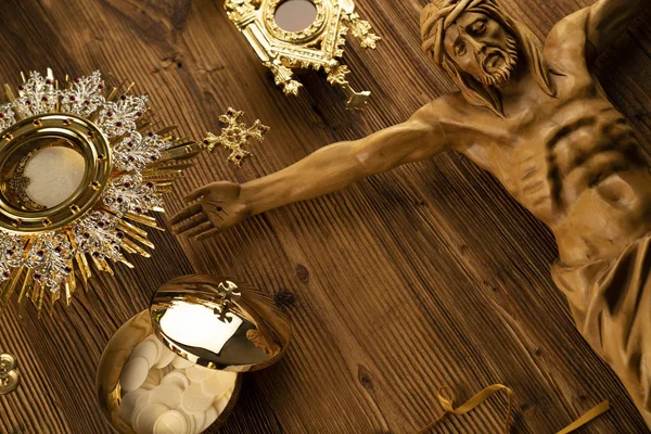 Římskokatolická Církev Kříž Bible Svatá Monstrance Růženec Zlatý Kalich Rustikálním — Stock fotografie