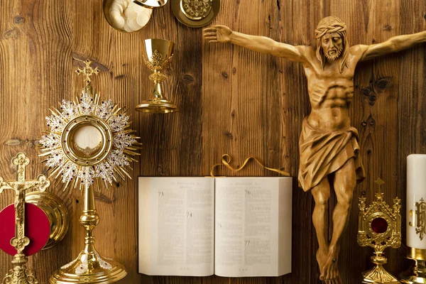 罗马天主教的主题 十字架 修道院 念珠和金杯在乡村木桌上 — 图库照片