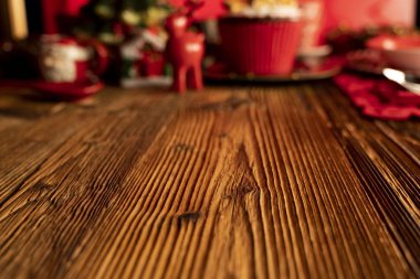 Noel zamanı. Noel sofra takımı ve süslemeleri. Kırmızı ve kahverengi renkler. Kırsal ahşap arkaplan.