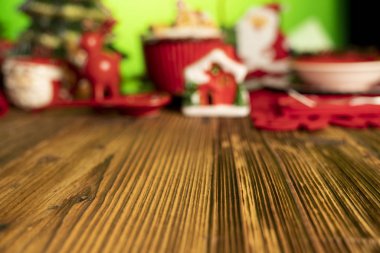 Noel zamanı. Noel sofra takımı ve süslemeleri. Kırmızı ve kahverengi renkler. Kırsal ahşap arkaplan.