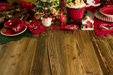 Noel zamanı. Noel sofra takımı ve süslemeleri. Kırmızı ve kahverengi renkler. Kırsal ahşap arkaplan.