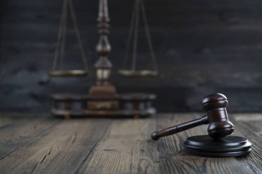 Hukuk ve adalet teması, hakimden Gavel arka planda