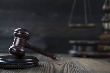Hukuk ve adalet teması, hakimden Gavel arka planda