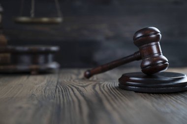 Hukuk ve adalet teması, hakimden Gavel arka planda