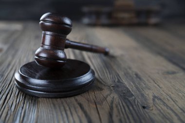 Hukuk ve adalet teması, hakimden Gavel arka planda