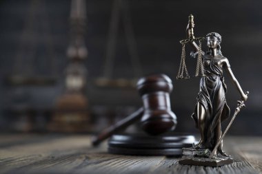 Hukuk ve adalet teması, heykel ve mahkeme kütüphanesi arkaplanı ölçeği