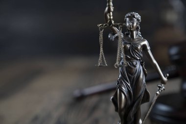 Hukuk ve adalet teması, heykel ve mahkeme kütüphanesi arkaplanı ölçeği