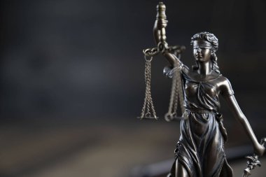 Hukuk ve adalet teması, heykel ve mahkeme kütüphanesi arkaplanı ölçeği