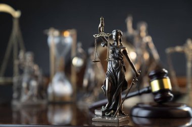 Hukuk ve adalet teması, heykel ve mahkeme kütüphanesi arkaplanı ölçeği