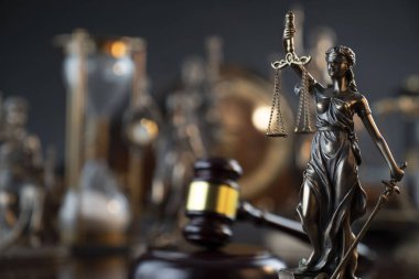 Hukuk ve adalet teması, heykel ve mahkeme kütüphanesi arkaplanı ölçeği