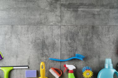 Yerdeki renkli temizlik ürünlerinin üst görünümü, ev temizliği kavramı