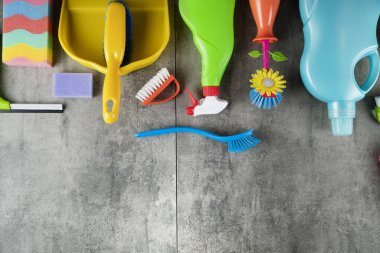 Yerdeki renkli temizlik ürünlerinin üst görünümü, ev temizliği kavramı