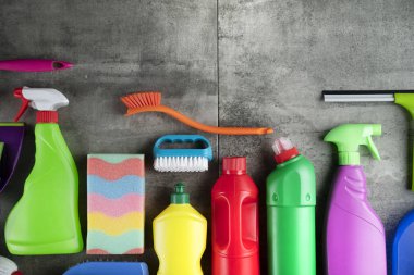 Yerdeki renkli temizlik ürünlerinin üst görünümü, ev temizliği kavramı