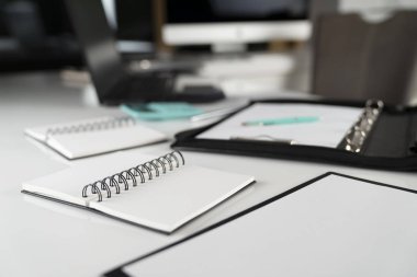 Ofiste çalışan iş kadınının kırpılmış görüntüsü, masaüstündeki malzemeler