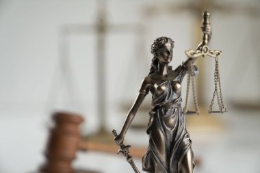 Hukuk ve adalet teması, heykel ve mahkeme kütüphanesi arkaplanı ölçeği