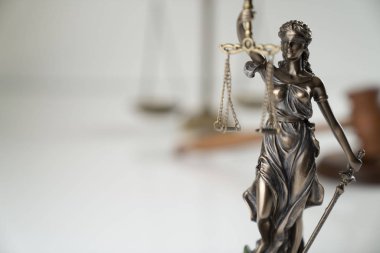 Hukuk ve adalet teması, heykel ve mahkeme kütüphanesi arkaplanı ölçeği