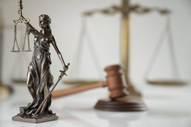 Hukuk ve adalet teması, heykel ve mahkeme kütüphanesi arkaplanı ölçeği