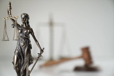 Hukuk ve adalet teması, heykel ve mahkeme kütüphanesi arkaplanı ölçeği