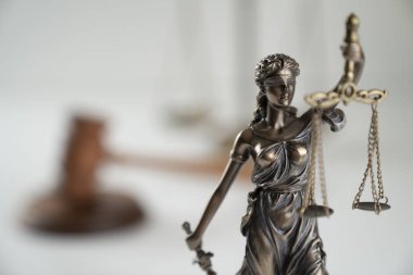 Hukuk ve adalet teması, heykel ve mahkeme kütüphanesi arkaplanı ölçeği
