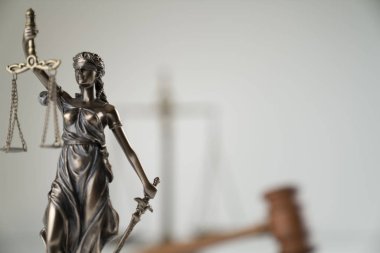 Hukuk ve adalet teması, heykel ve mahkeme kütüphanesi arkaplanı ölçeği