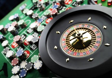 Kumarhane teması, ruleti kapat, kırmızı ve siyah sayılar, arka planda çip yığını