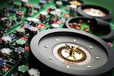 Kumarhane teması, ruleti kapat, kırmızı ve siyah sayılar, arka planda çip yığını