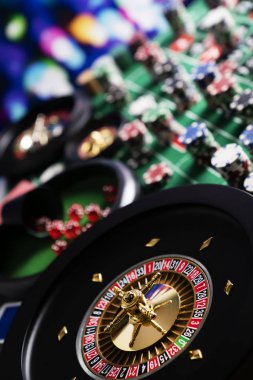 Kumarhane teması, ruleti kapat, kırmızı ve siyah sayılar, arka planda çip yığını