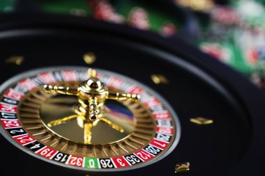 Kumarhane teması, ruleti kapat, kırmızı ve siyah sayılar, arka planda çip yığını