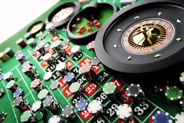 Kumarhane teması, ruleti kapat, kırmızı ve siyah sayılar, arka planda çip yığını