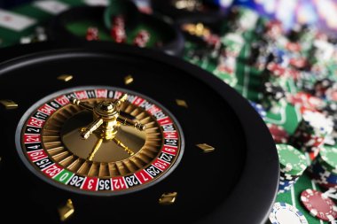 Kumarhane teması, ruleti kapat, kırmızı ve siyah sayılar, arka planda çip yığını