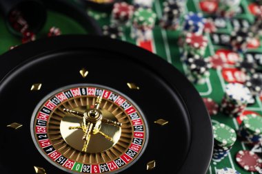 Kumarhane teması, ruleti kapat, kırmızı ve siyah sayılar, arka planda çip yığını