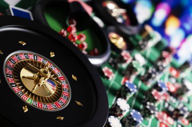 Kumarhane teması, ruleti kapat, kırmızı ve siyah sayılar, arka planda çip yığını