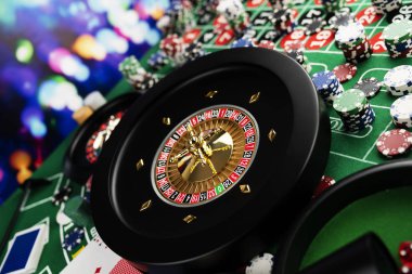 Kumarhane teması, ruleti kapat, kırmızı ve siyah sayılar, arka planda çip yığını