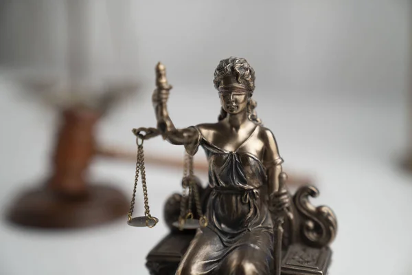 法律与司法主题 主题雕像与法院图书馆背景尺度 — 图库照片