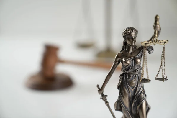 法律与司法主题 主题雕像与法院图书馆背景尺度 — 图库照片