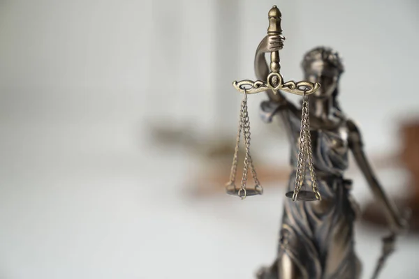 Тема Права Правосудия Статуя Фемиды Масштаб Фоне Судебной Библиотеки — стоковое фото
