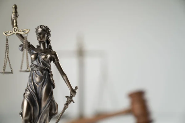 Hukuk Adalet Teması Heykel Mahkeme Kütüphanesi Arkaplanı Ölçeği — Stok fotoğraf