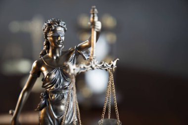 Hukuk ve adalet teması, heykel ve mahkeme kütüphanesi arkaplanı ölçeği