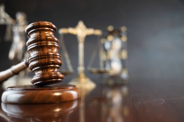Hukuk ve adalet teması, hakimden Gavel arka planda