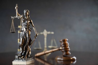 Hukuk ve adalet teması, heykel ve mahkeme kütüphanesi arkaplanı ölçeği