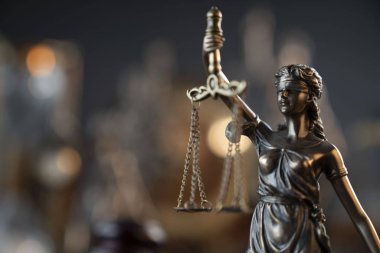 Hukuk ve adalet teması, heykel ve mahkeme kütüphanesi arkaplanı ölçeği