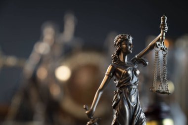 Hukuk ve adalet teması, heykel ve mahkeme kütüphanesi arkaplanı ölçeği