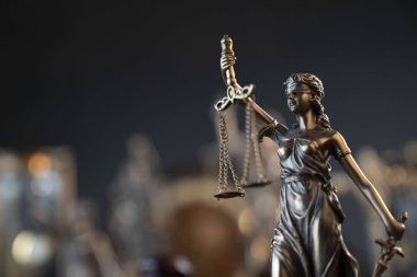 Hukuk ve adalet teması, heykel ve mahkeme kütüphanesi arkaplanı ölçeği