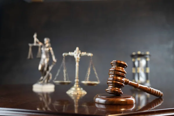 Recht Und Gerechtigkeit Thema Hammer Des Richters Auf Hintergrund — Stockfoto