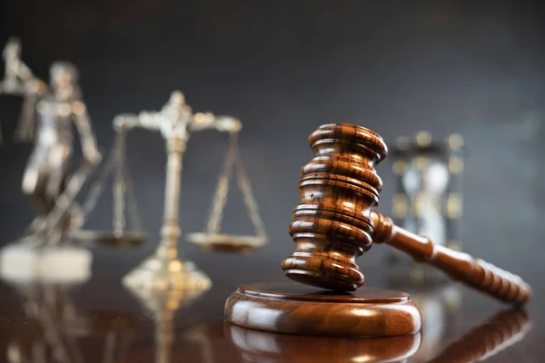 Recht Und Gerechtigkeit Thema Hammer Des Richters Auf Hintergrund — Stockfoto