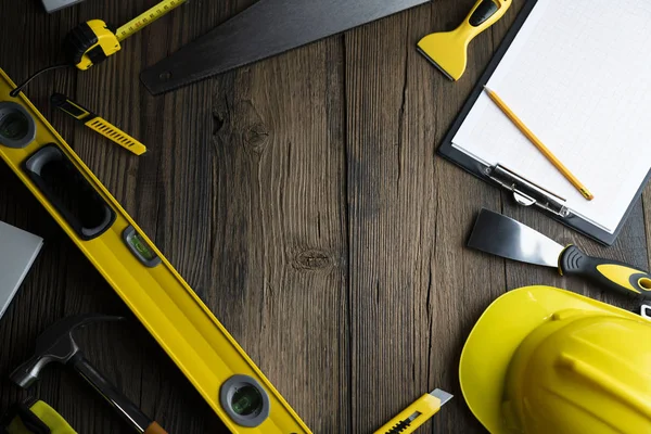 Conceito Empreiteiro Hardhat Amarelo Libella Outras Ferramentas Sobre Fundo Madeira — Fotografia de Stock