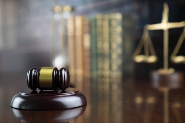 Hukuk kavramı arka plan. Hakimin tokadı, Themis heykeli ve yasal kitaplar ve gri arka plan daki saat glaları.