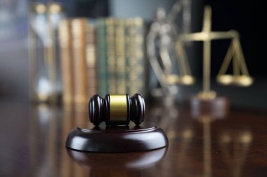 Hukuk kavramı arka plan. Hakimin tokadı, Themis heykeli ve yasal kitaplar ve gri arka plan daki saat glaları.